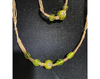 Collar hippie de algodón hecho a mano con cuentas de vidrio verde y pulsera a juego estilo boho, pieza única.