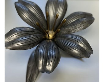 Cenicero con escultura floral de estilo MCM vintage, pétalos extraíbles, centro de mesa firmado