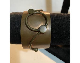 Pulsera vintage de los años 80, brazalete de cobre adornado, estilo bohemio artístico, pieza única de técnica mixta.