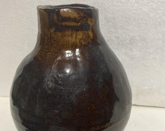 Jarrón de cerámica de estudio firmado por AR, jarra de cerámica esmaltada en marrón oscuro.