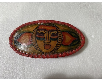 Pinza para el cabello de cuero hecha a mano con diseño tribal balinés y rostro rojo. Accesorio para mujer.