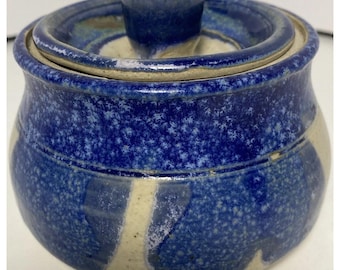 Bote de cerámica de estudio con tapa, cuenco de cerámica azul esponjosa de 8,9 cm (3,5 pulgadas), firmado por el artista.