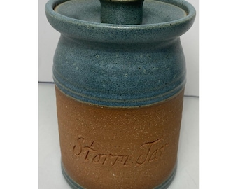 Vela de gres, modelo Storm, en frasco con sello WV y una hermosa cita. 6,5 x 4 pulgadas. Hecha en EE. UU.