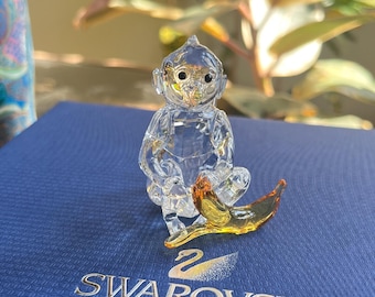 Mono con plátano de la colección Rare Encounters de cristal Swarovski