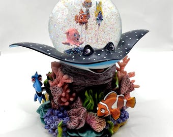 VTG Disney Pixar Finding Nemo Coral Reef Musical  Water Globe Over The Waves
