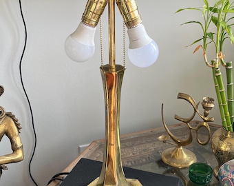 Vintage  Victorian neoclassical-style brass table lamp,  featuring dual pull-chain