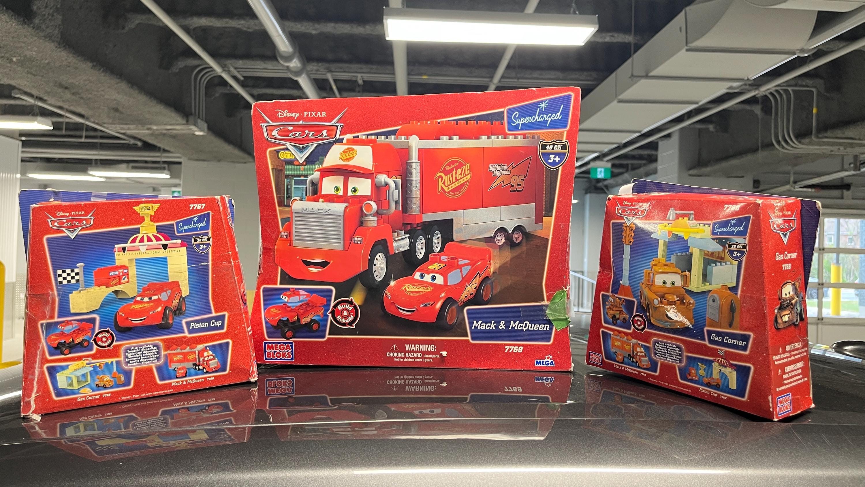 Disney Cars Piston Cup Mac and Mcqueen Gas Corner Lightning