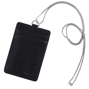 Puede incluir: Un porta-tarjetas de identificación de cuero negro con una cadena plateada. El porta-tarjetas tiene un bolsillo para tarjetas y una ranura para una tarjeta de identificación.