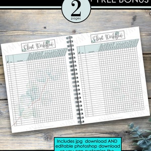 Op de afbeelding: Een spiraalgebonden notitieboek met een sjabloon voor de workflow van fotografieklanten. De omslag leest "PHOTOGRAPHY CLIENT WORKFLOW" met "2 pages + FREE BONUS". De sjabloon bevat kolommen voor klantinformatie en workflowstappen. De tekst "Includes jpg download AND editable photoshop download" is ook zichtbaar.