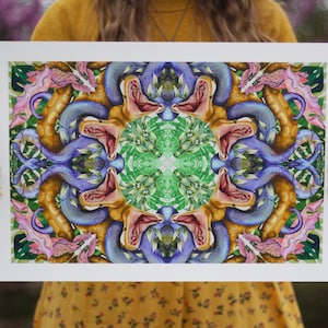 Może przedstawiać: Kolorowy wydruk mandali przedstawiający kalejdoskop zielonych, niebieskich i żółtych kolorów. Projekt jest symetryczny i zawiera powtarzający się wzór węży z otwartymi paszczami.