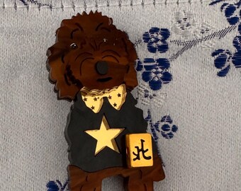 Pin de perro con garabatos de Mahjong: broche acrílico de buena suerte