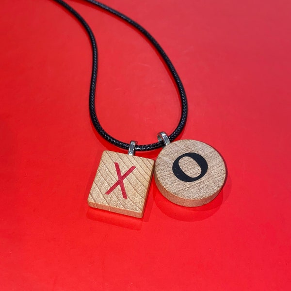 Pendentif initial de lettre de tuile de jeu de Scrabble