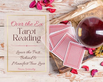 Puede incluir: Un despliegue de lectura de tarot con cinco cartas dispuestas sobre un libro antiguo, una bola de cristal y pétalos de rosa secos sobre una superficie de madera blanca. El texto en la tarjeta dice "Over the Ex Tarot Reading Leave the Past Behind & Manifest True Love Piscean Spirituality".