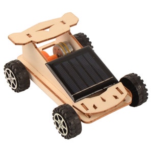 Peut inclure: Une voiture jouet en bois avec des roues noires et un panneau solaire sur le dessus. La voiture est alimentée par le soleil et est un excellent jouet éducatif pour les enfants.
