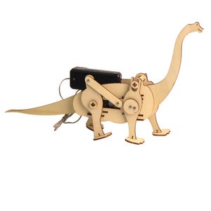 Pode incluir: Um modelo de dinossauro de madeira com pescoço e cauda longos, com um bloco de bateria preto nas costas. O dinossauro é construído em madeira clara e tem pernas e pescoço articulados. O modelo foi projetado para ser montado.