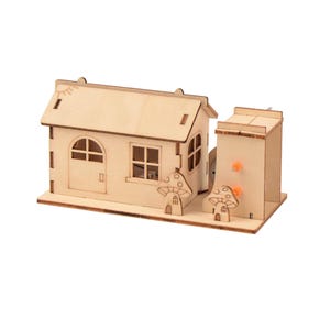 Puede incluir: Un kit de modelo de madera de una casa con un techo en forma de hongo y un pequeño edificio separado. El modelo está hecho de madera natural y tiene un aspecto rústico y encantador.