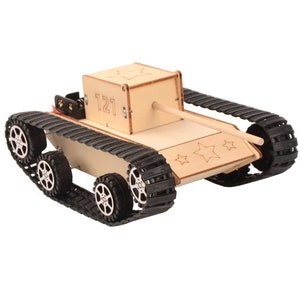 Op de afbeelding: Een houten speelgoedtank met zwarte rupsbanden en een houten kanon. De tank heeft het nummer "121" aan de zijkant en sterren op de achterkant.