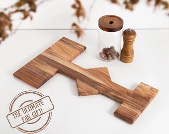 Tabla de embutidos inspirada en épocas clásicas: tabla de servir de madera de acacia con forma de escenario, ideal como regalo para inauguración de casa o fiestas.