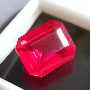 76,25 karaat smaragd geslepen achthoek robijnkleur losse edelsteen | Sieraden maken