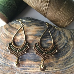 Orecchini hippie in macramè: pendenti con perline in ottone boho