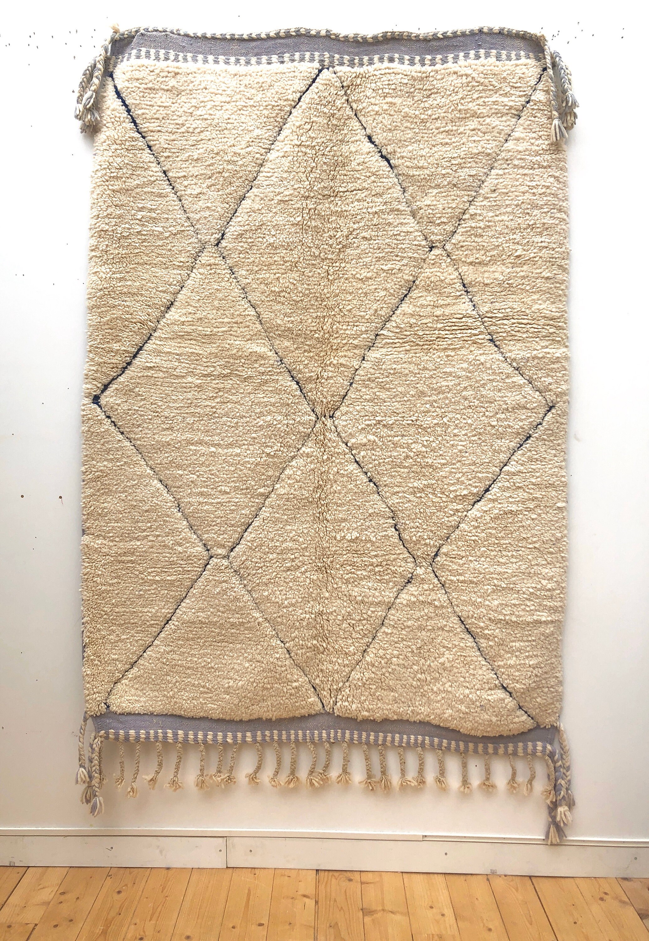 Tapis Berbère Marocain Beni Ouarain Écru à Losanges Bleu Dans La Trame 2, 21x1, 54M