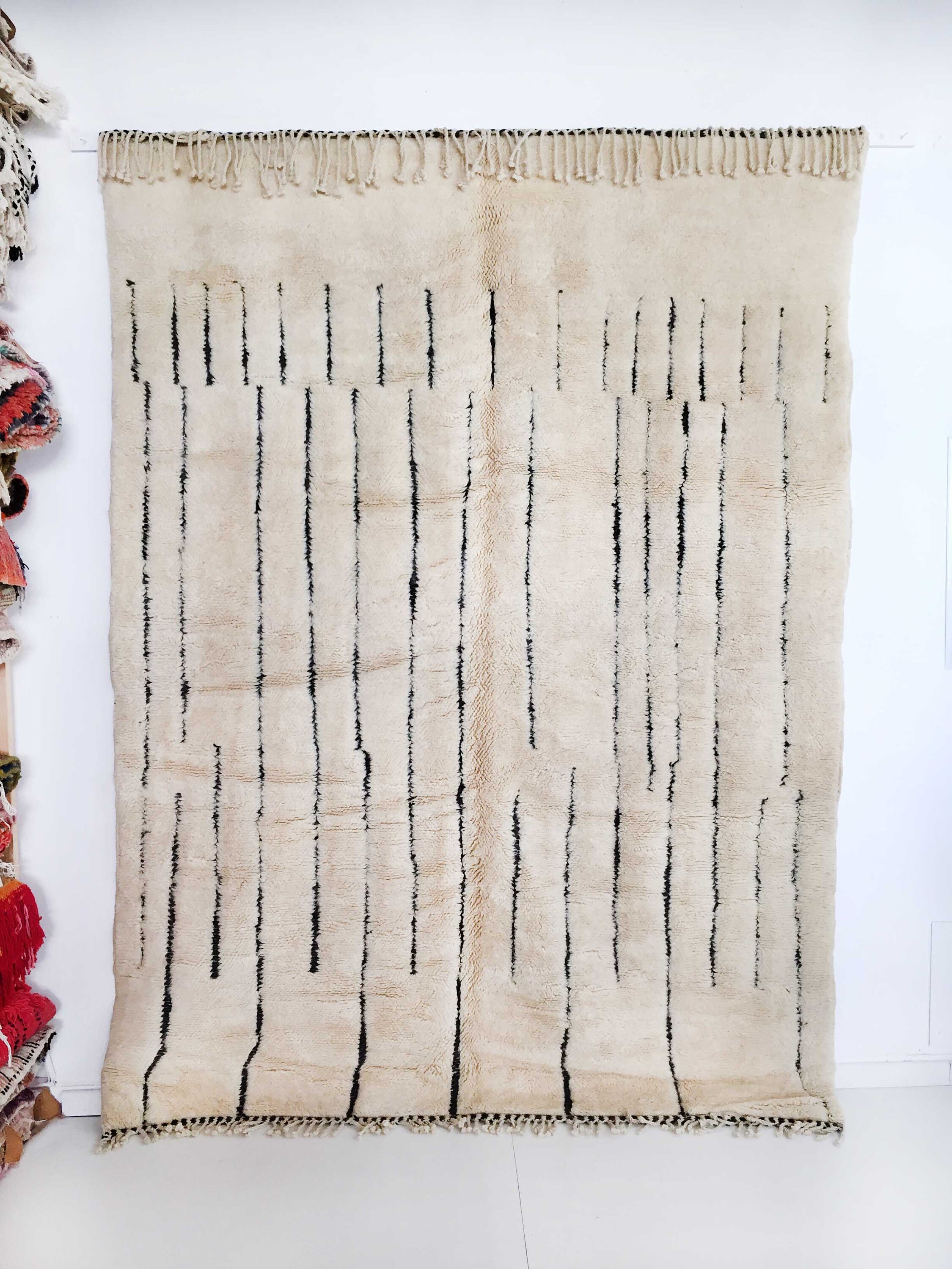 Tapis Berbère Marocain Mrirt Écru à Motif Ligné Noir Gravé 2, 68x1, 97M