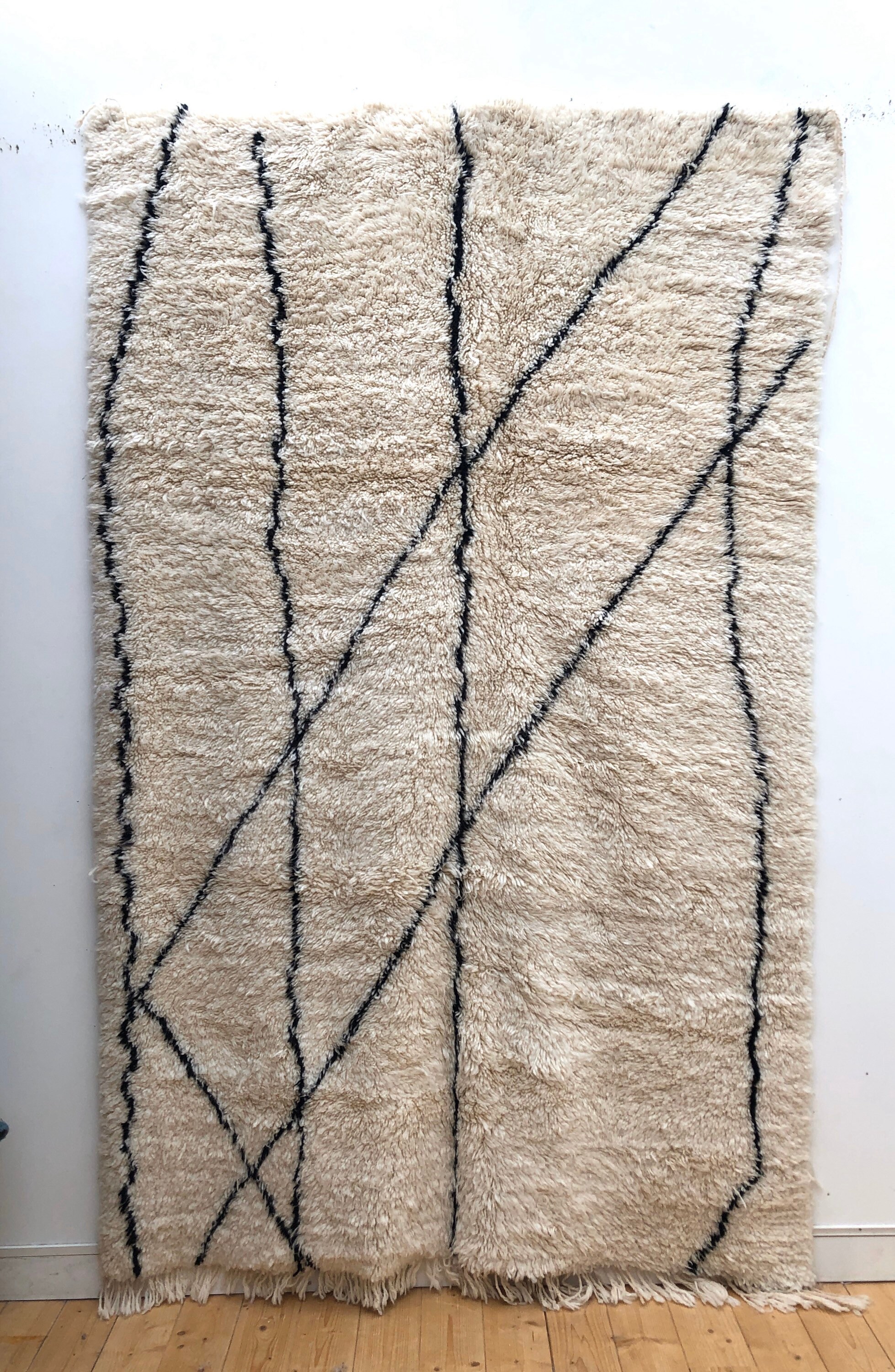 Tapis Berbère Marocain Marmoucha Neuf à Motifs de Lignes Noires 2, 57x1, 62M