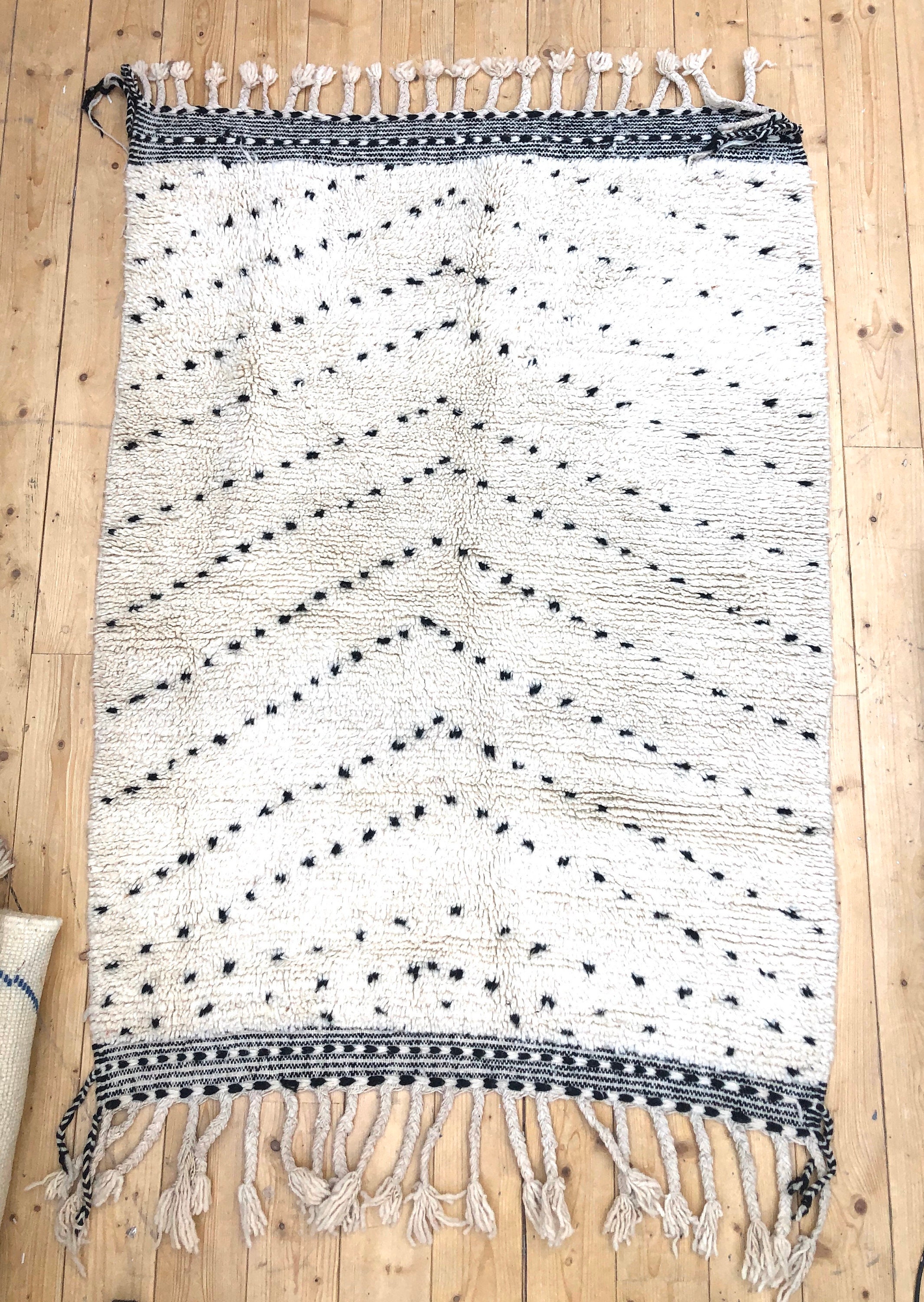 Tapis Berbère Beni Ouarain Neuf à Pois 1, 68x1, 22M