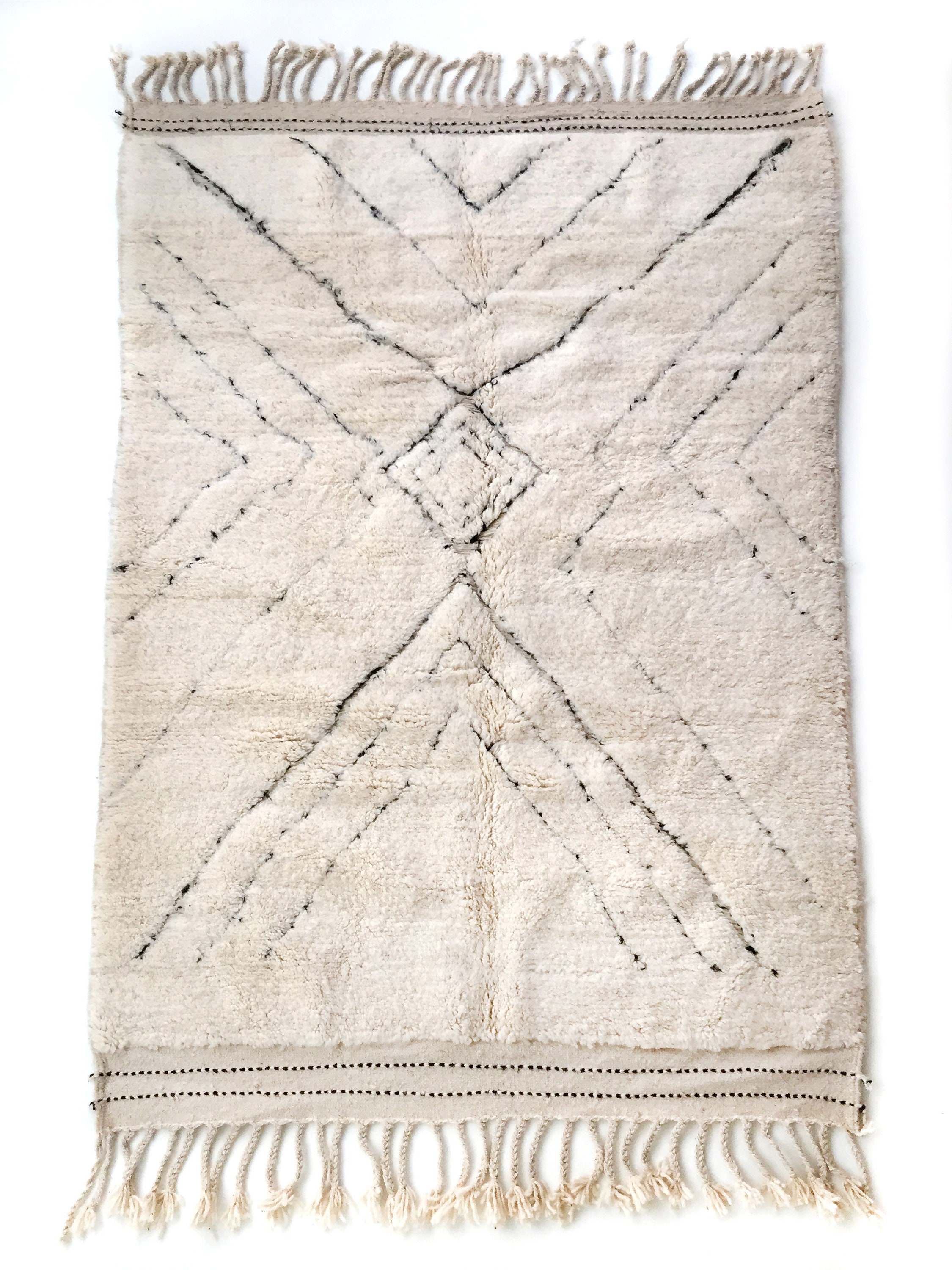 Tapis Berbère Beni Ouarain Écru à Losanges Noirs Gravés 238x152cm