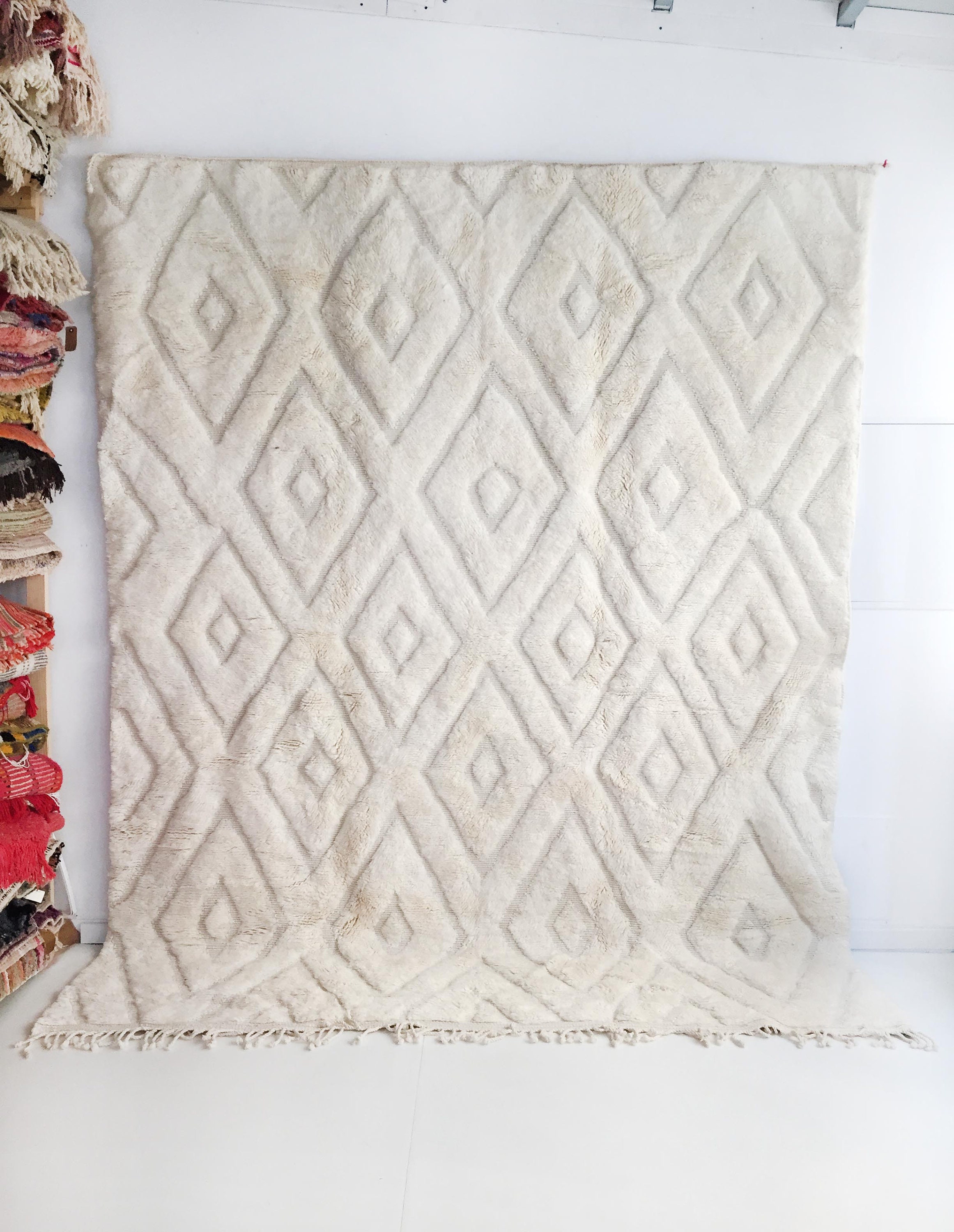 Tapis Berbère M'rirt Écru Uni à Losanges Gravés 312x251cm