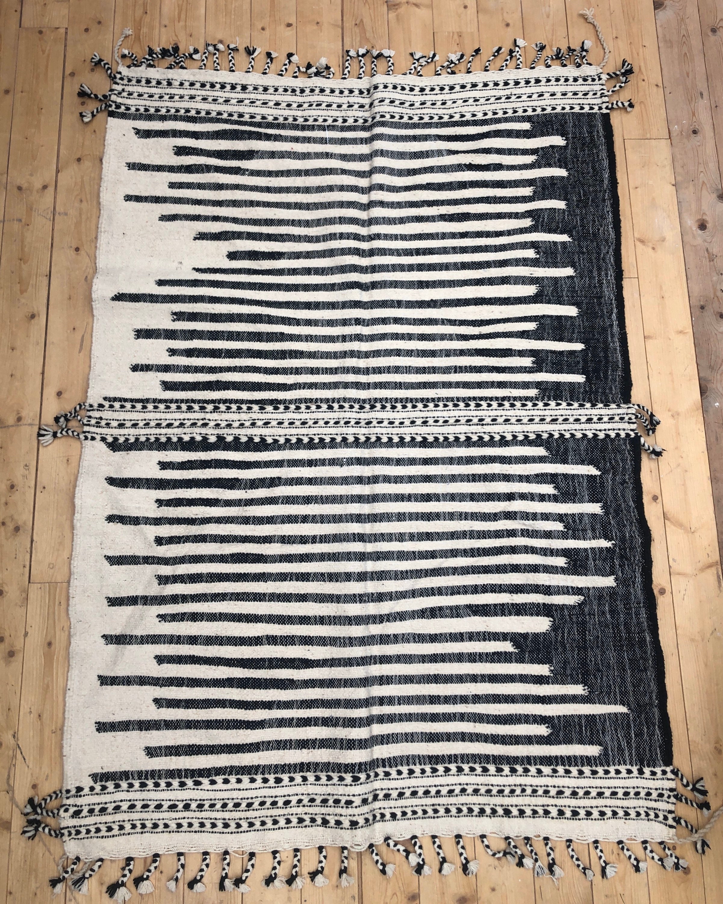 Tapis Berbère Marocain Kilim Zanafi Neuf Noir et Blanc 2, 02x1, 46M