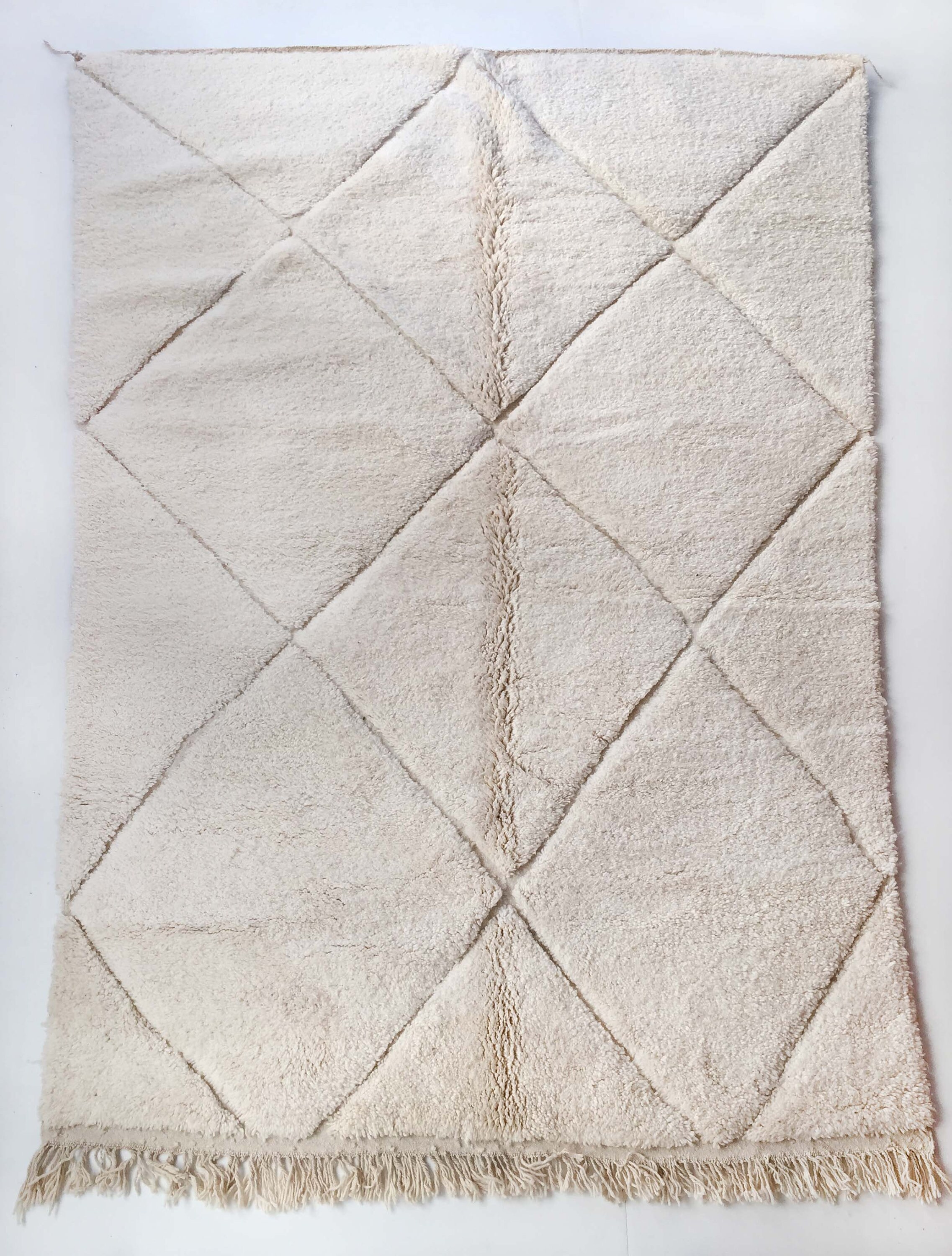 Tapis Berbère Marocain Beni Ouarain Écru Uni à Losanges Gravés 316x207cm