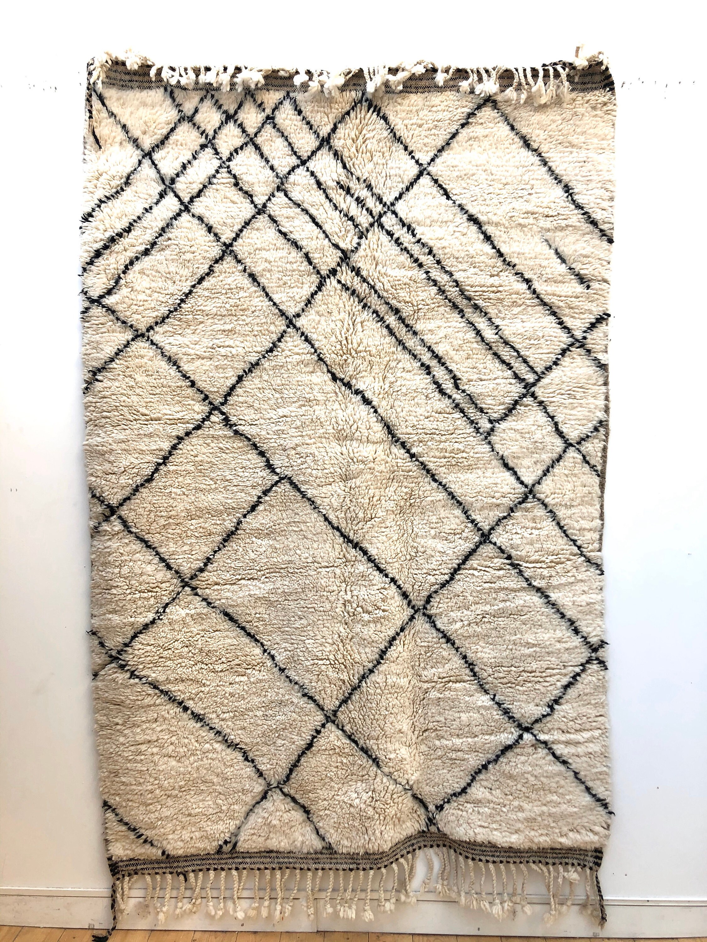 Tapis Berbère Marocain Neuf Beni Ouarain à Motifs Géométriques Noirs 2, 37x1, 61M