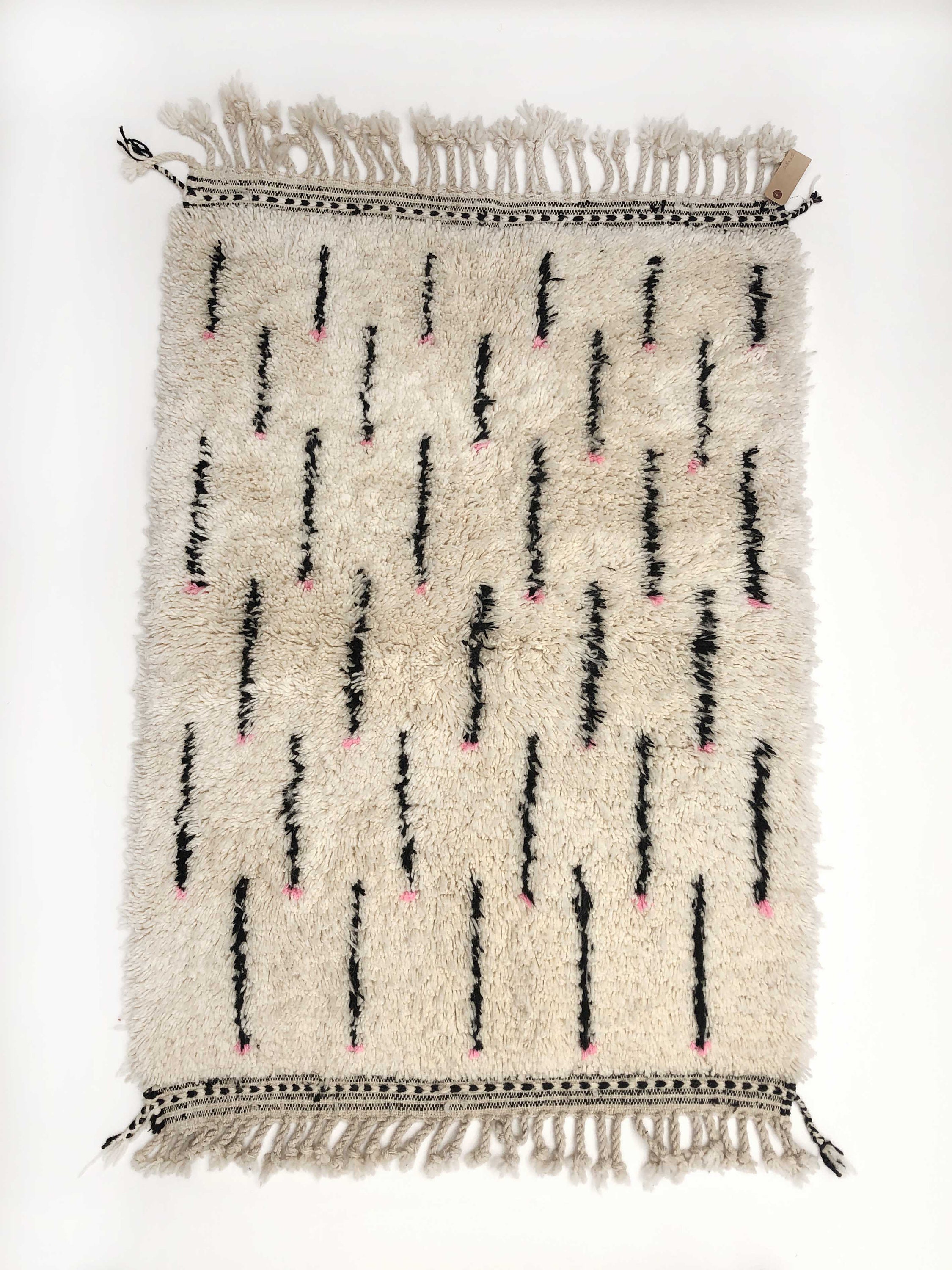 Tapis Berbère Beni Ouarain Écru à Motifs Noirs et Roses 1, 48x1, 06M