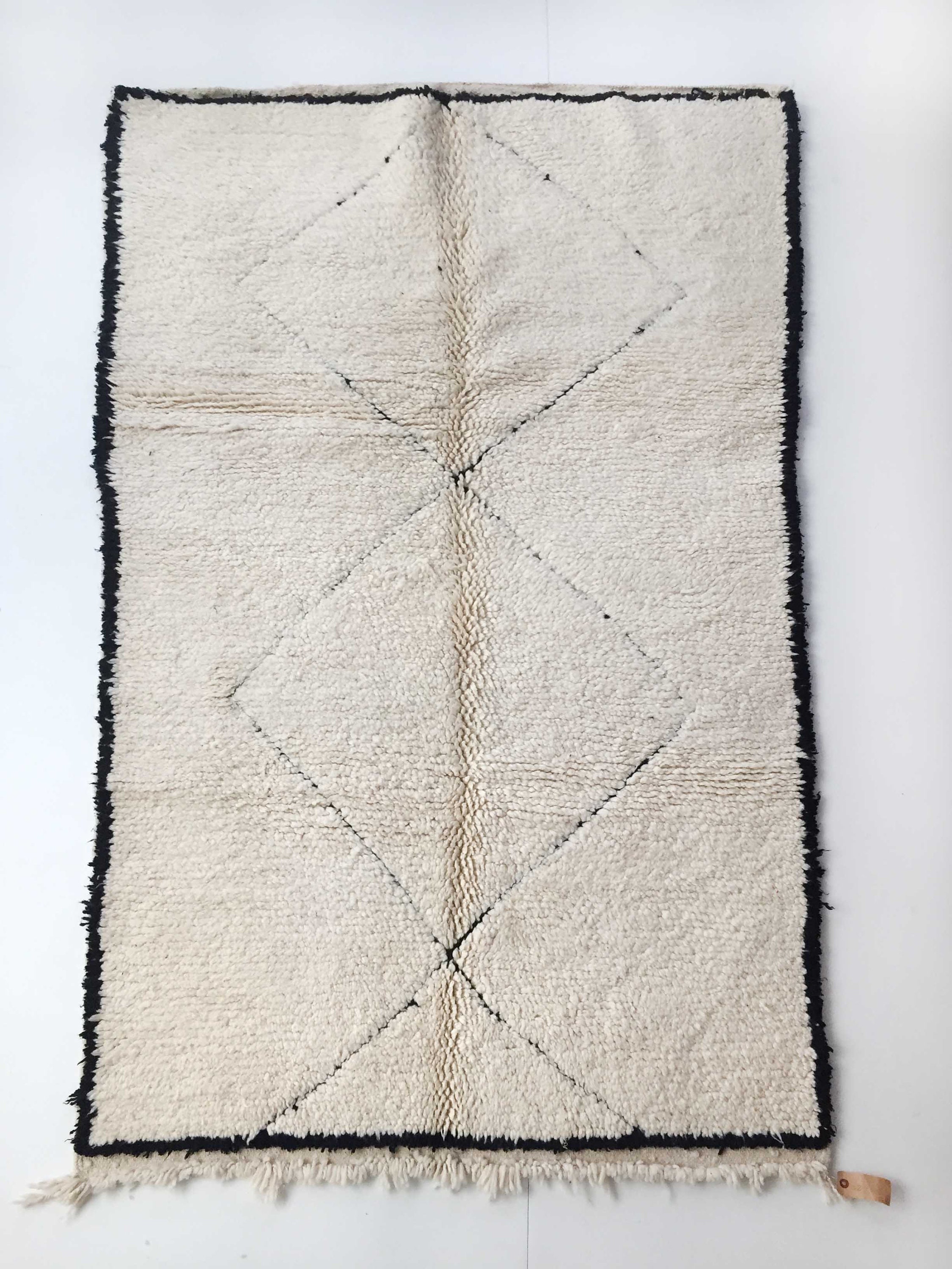 Authentique Tapis Berbère Beni Ouarain à Losanges Noirs Tissés Dans La Trame 2, 23x1, 27M