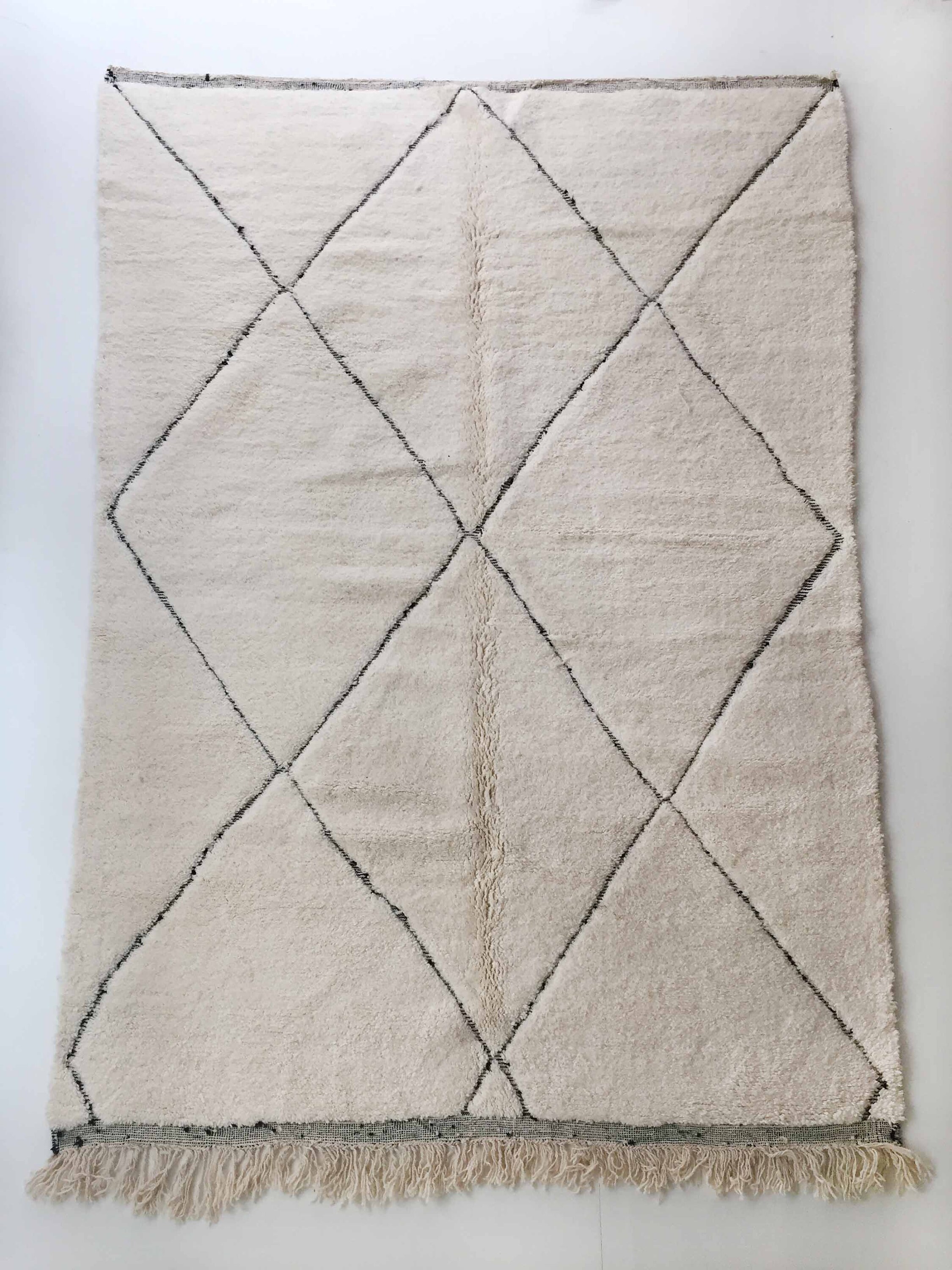 Tapis Berbère Beni Ouarain Écru à Losanges Noirs Gravés 305x200cm