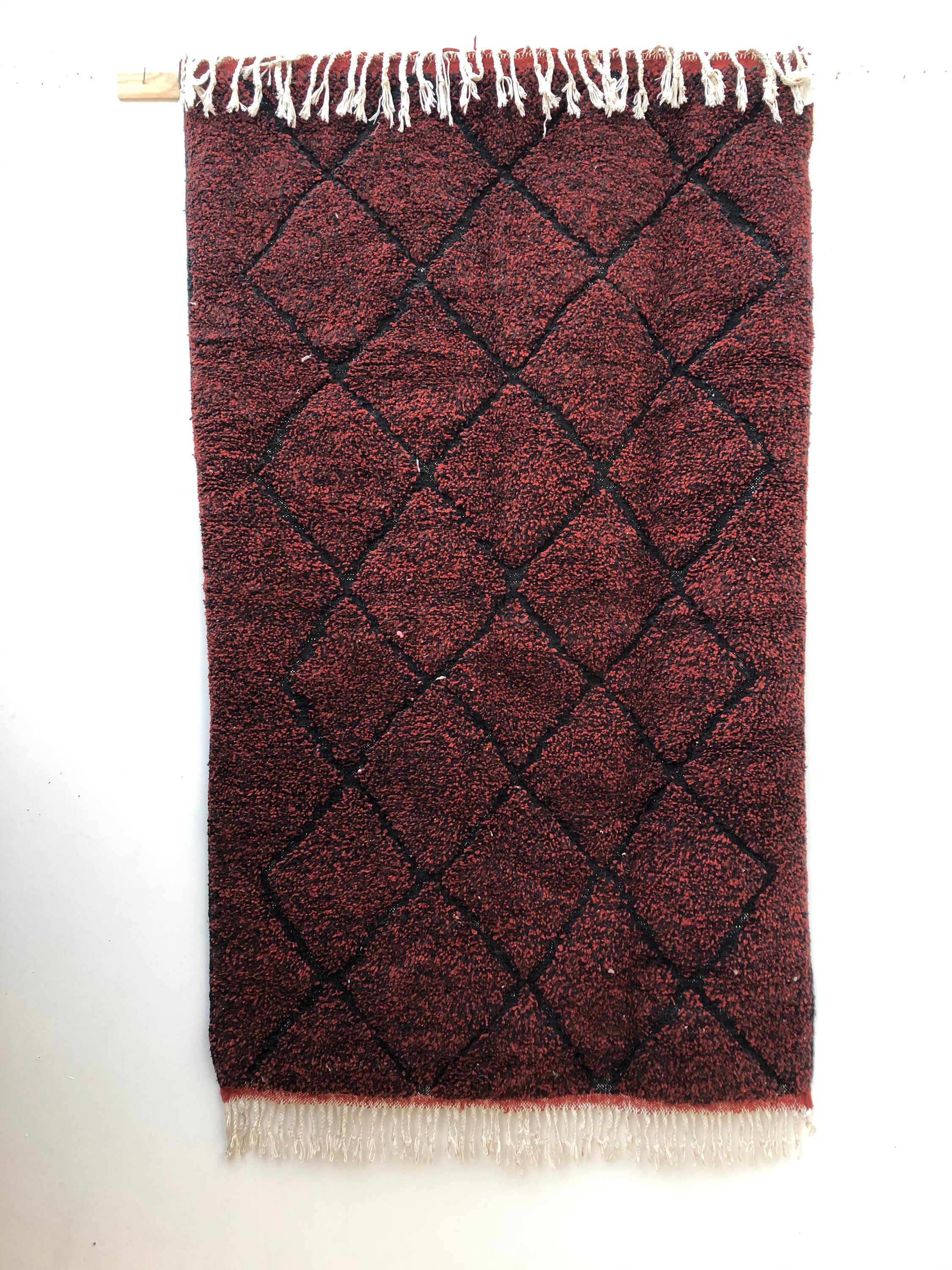 Tapis Berbère Marocain Beni Ouarain Neuf Chiné Bordeaux et Noir 2, 08x1, 26M