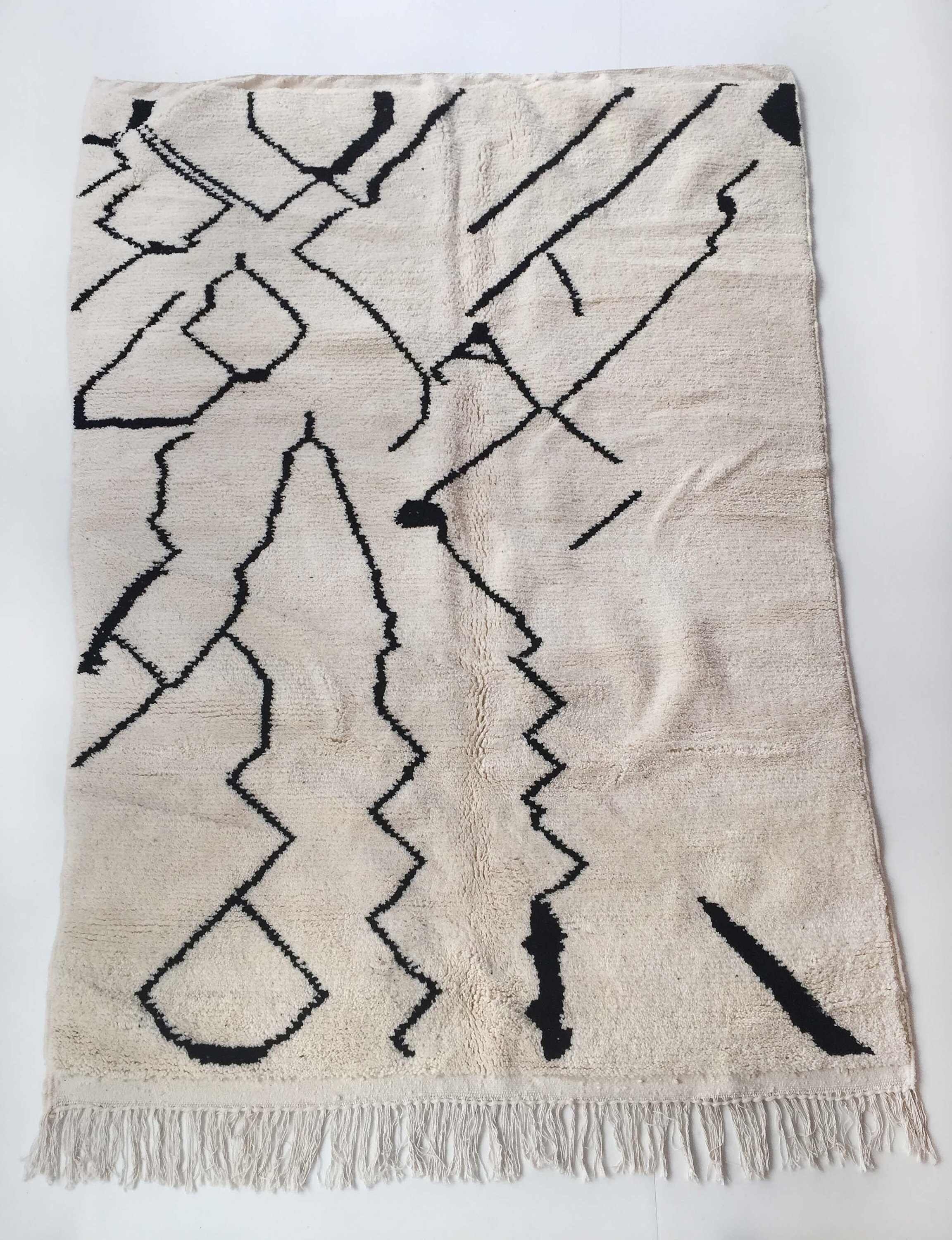 Tapis Berbère Marocain Beni Ouarain Écru à Motifs Noirs 242x172cm