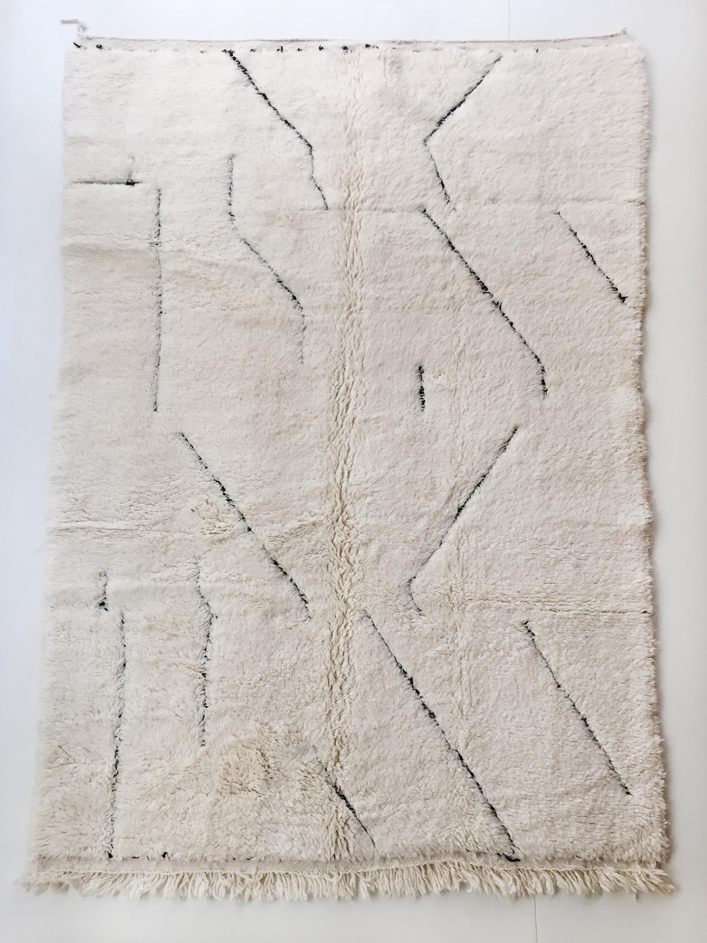 Tapis Berbère Beni Ouarain Écru à Motifs Noirs Gravés 238x152cm