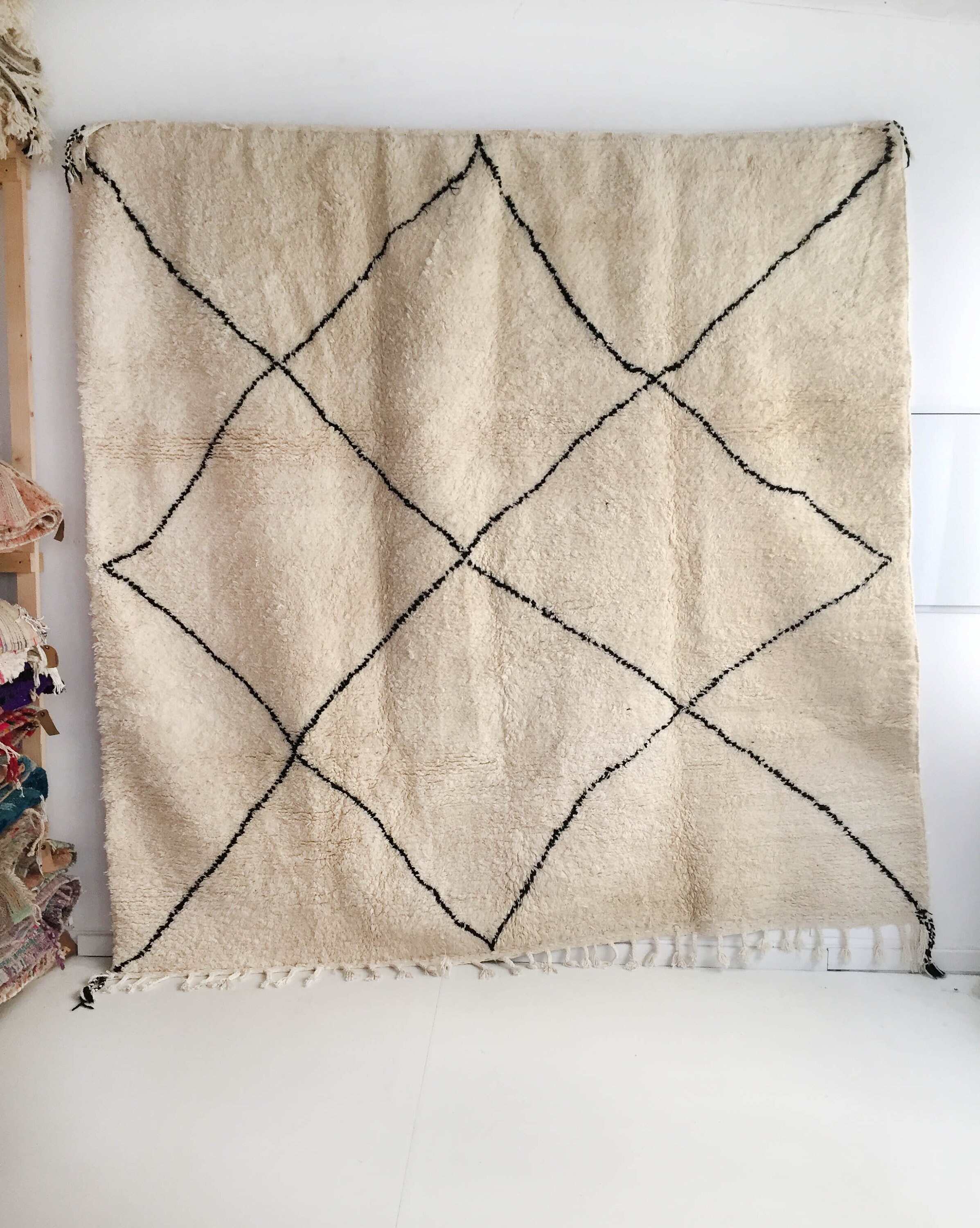 Tapis Berbère Beni Ouarain Écru à Losanges Noirs 260x257cm