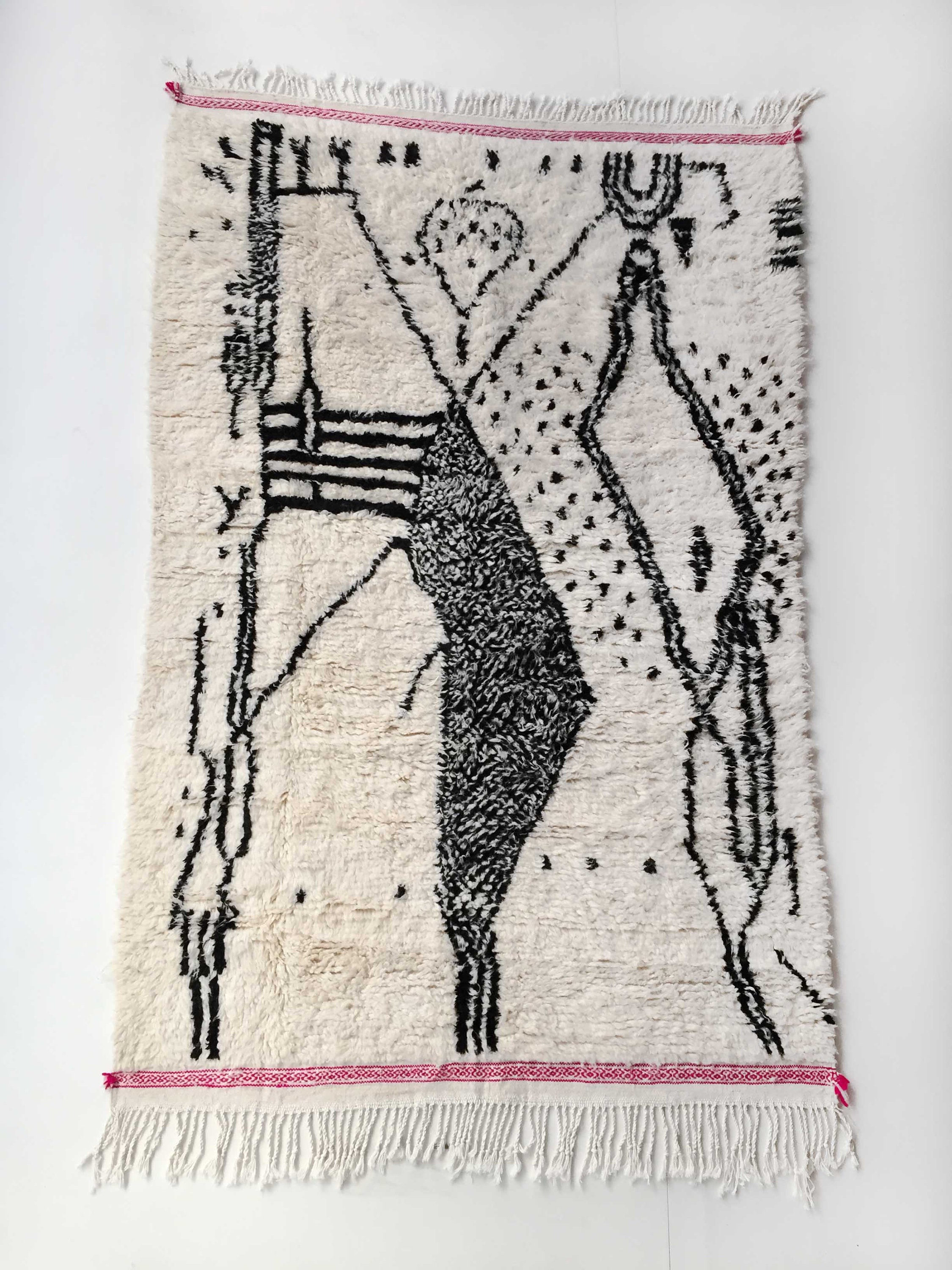 Tapis Berbère Azilal Écru à Motifs Noirs 240x142cm
