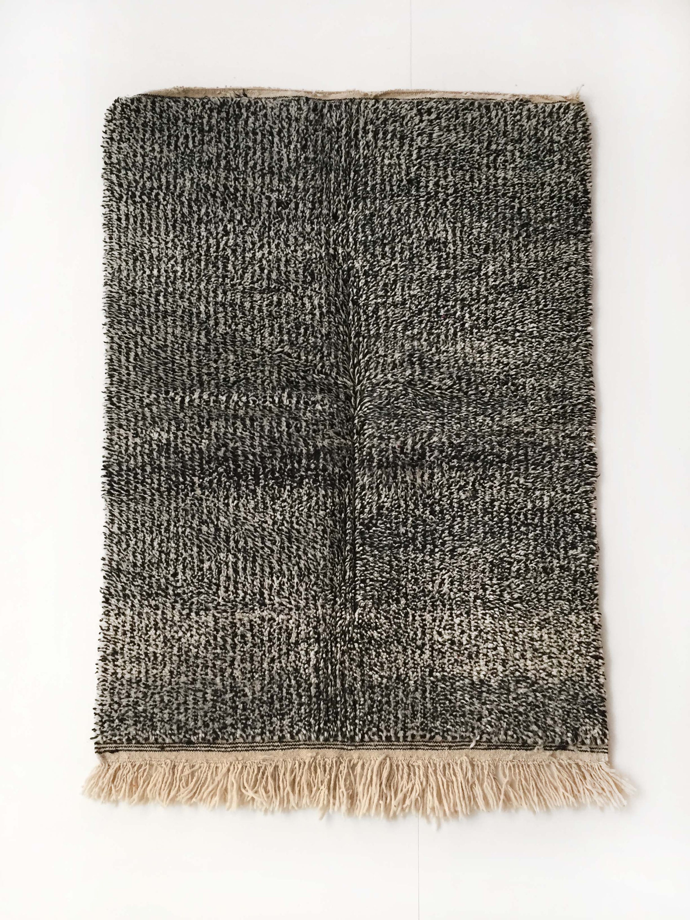 Tapis Berbère Marocain Beni Ouarain Chiné Noir et Blanc 1, 86x1, 21M