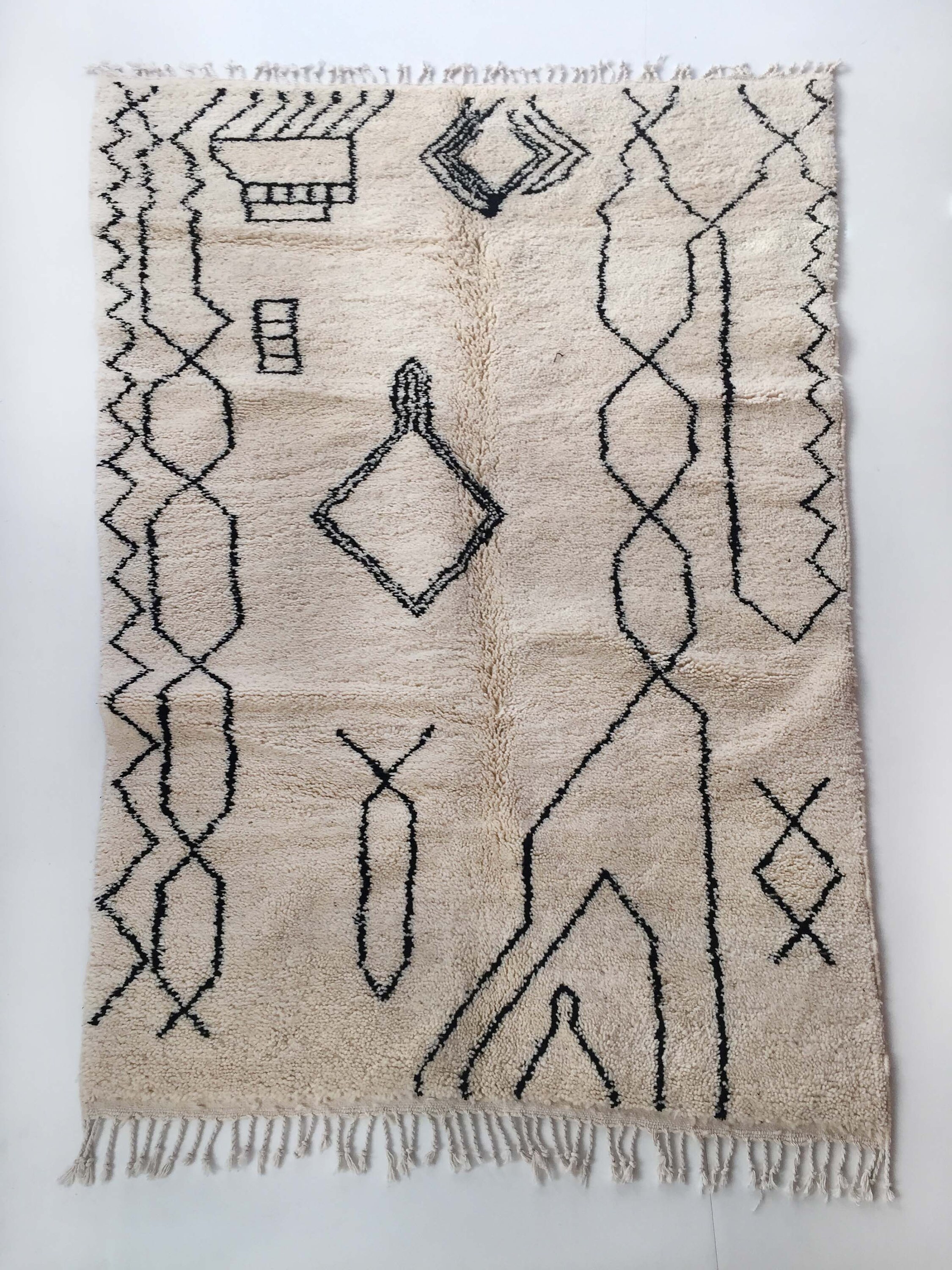 Tapis Berbère Marocain Beni Ouarain Écru à Motifs Noirs 245x148cm