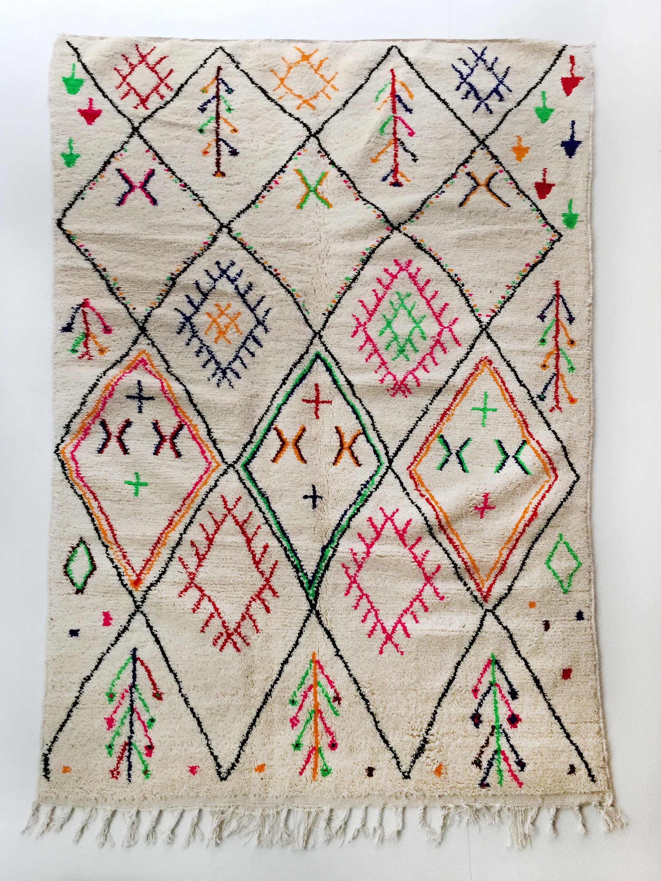 Tapis Berbère Azilal à Losanges Noirs et Motifs Colorés 264x159cm