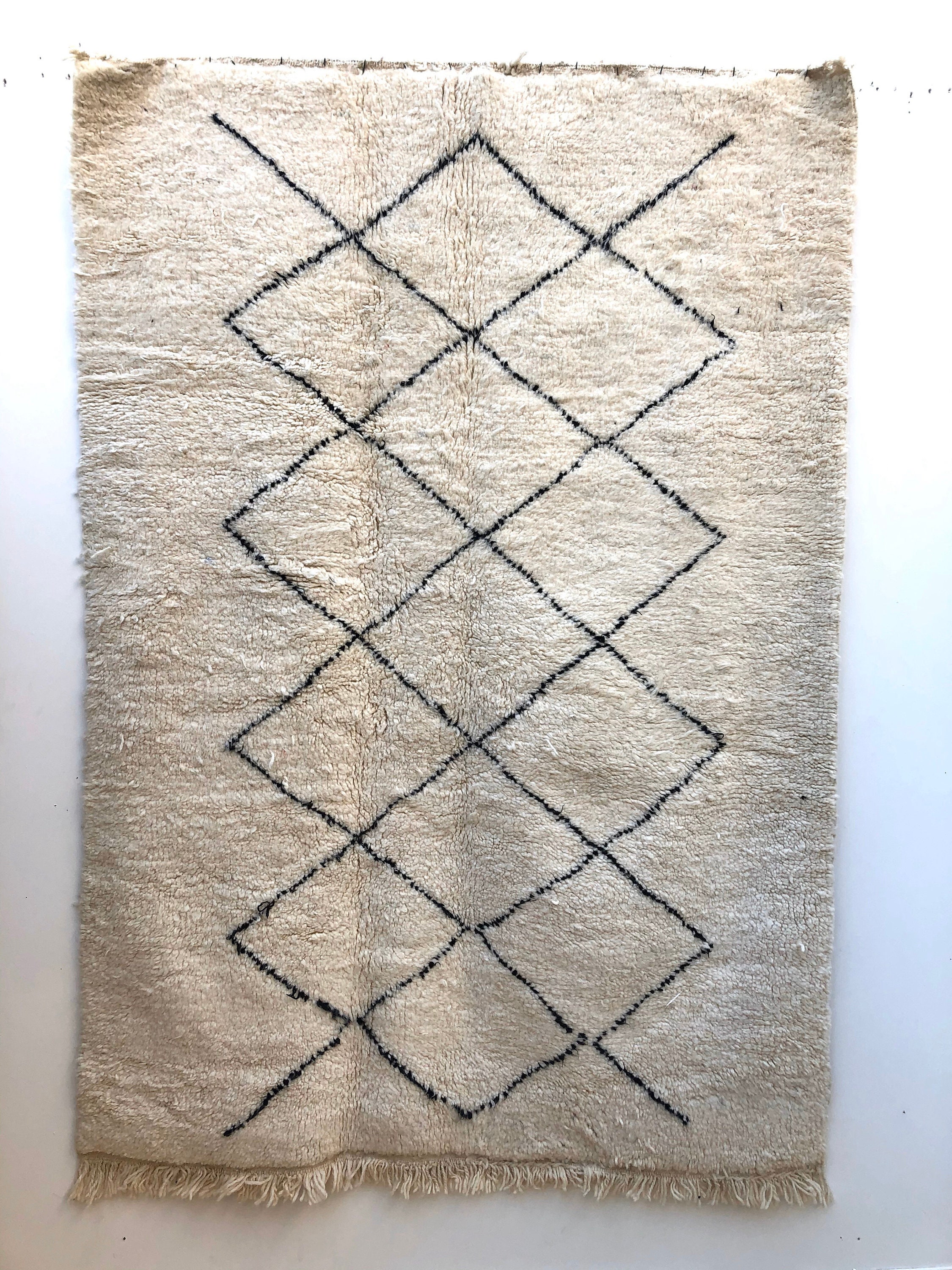 Tapis Berbère Marocain Beni Ouarain Neuf à Losanges Noirs 2, 25x1, 55M