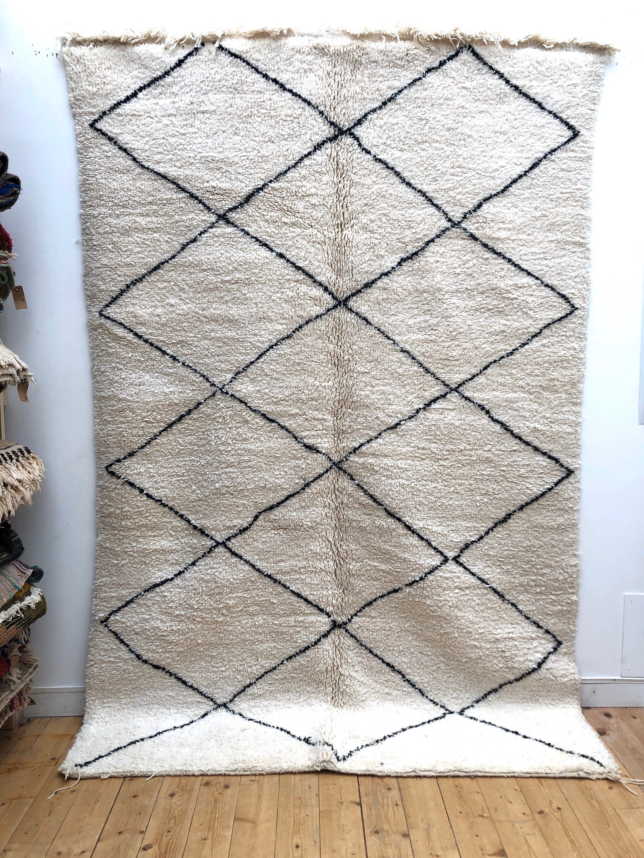 Tapis Berbère Marocain Beni Ouarain Neuf à Losanges Noirs 2, 99x1, 90M