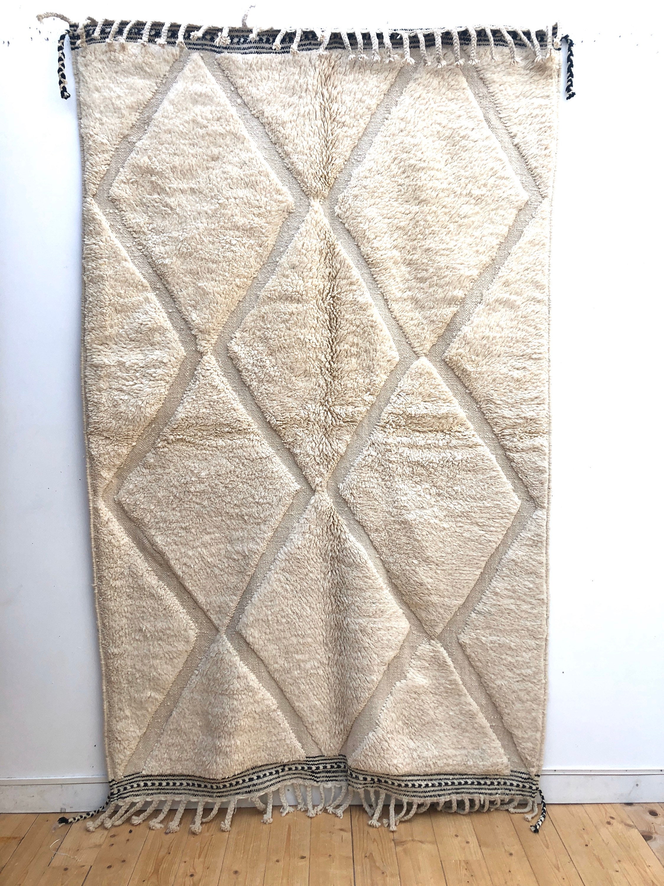 Tapis Berbère Marocain Beni Ouarain Écru à Motifs Graves Dans La Trame 2, 60x1, 59M