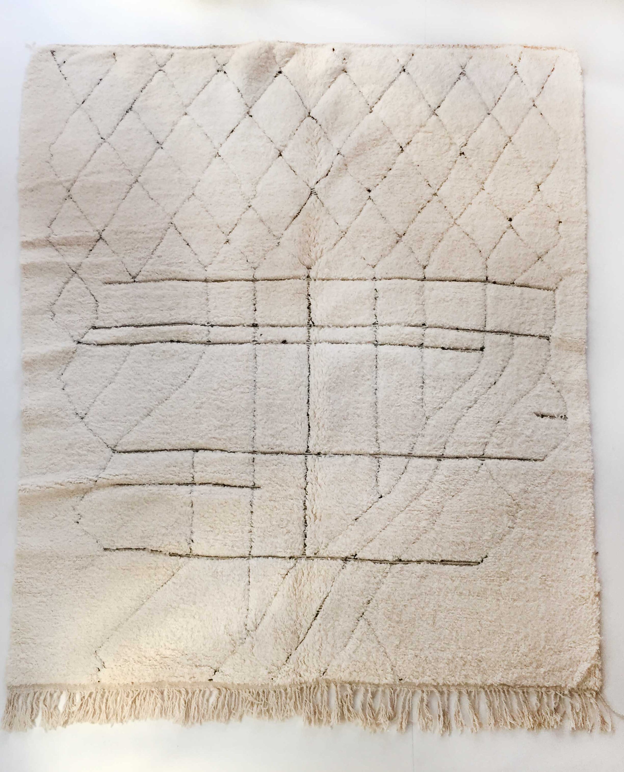 Tapis Berbère Beni Ouarain Écru à Motifs Noirs Gravés 268x228cm