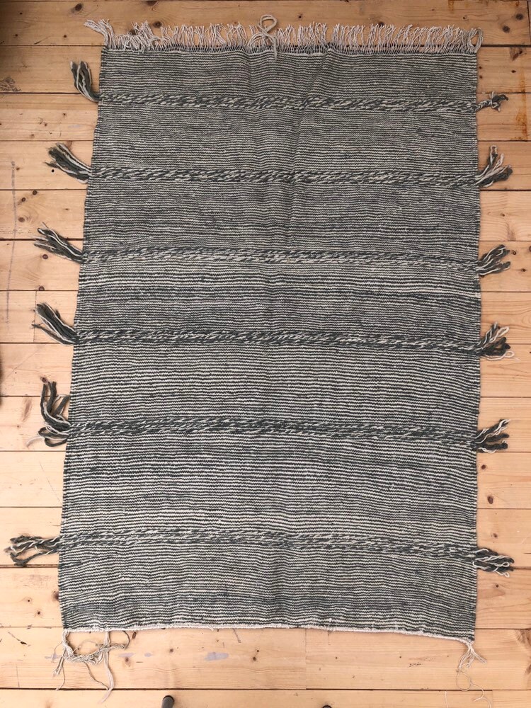Authentique Tapis Berbère Marocain Kilim Zanafi Gris Foncé et Écru 1, 49x1M