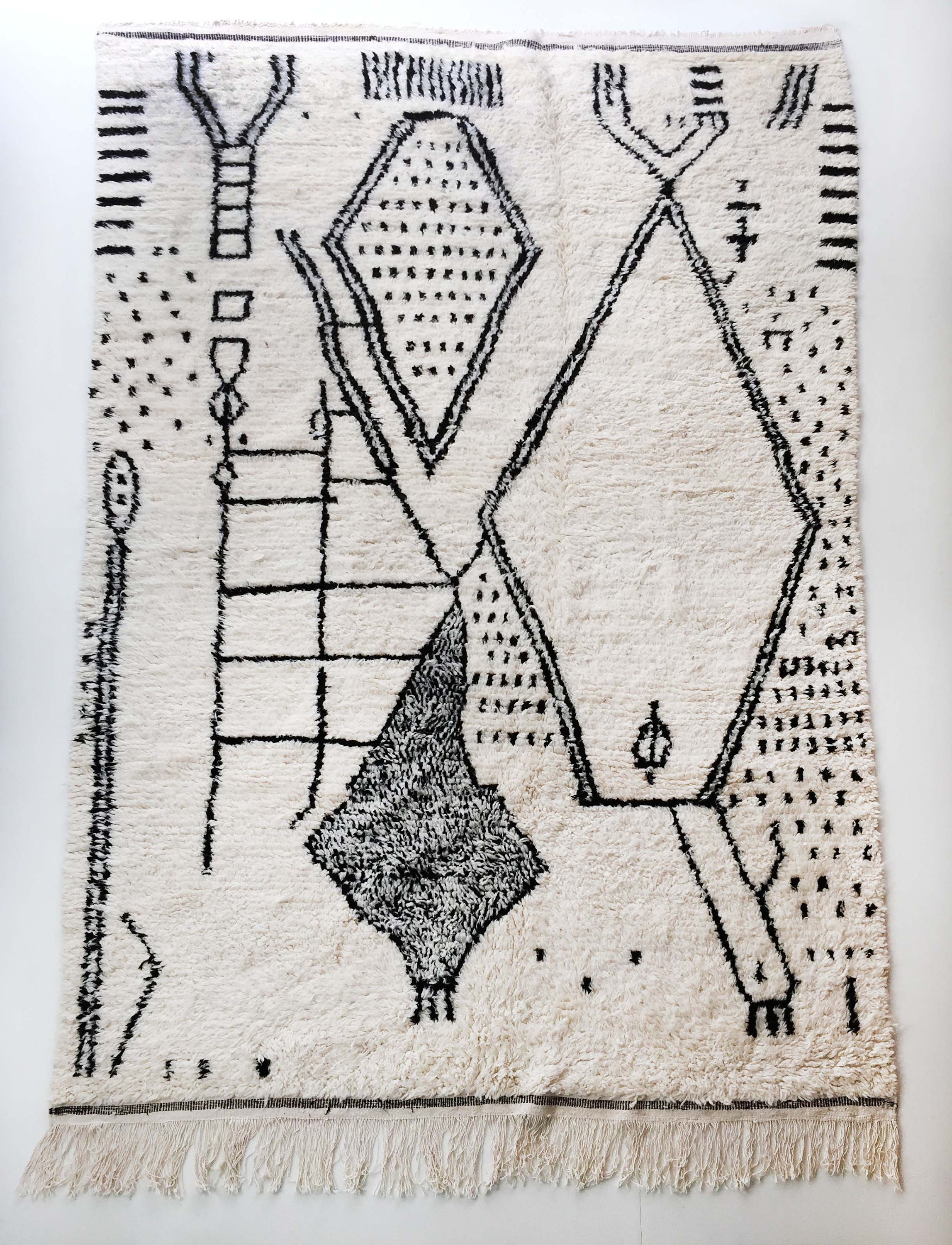 Tapis Berbère Marocain Azilal Écru à Motifs Noirs 307x187cm